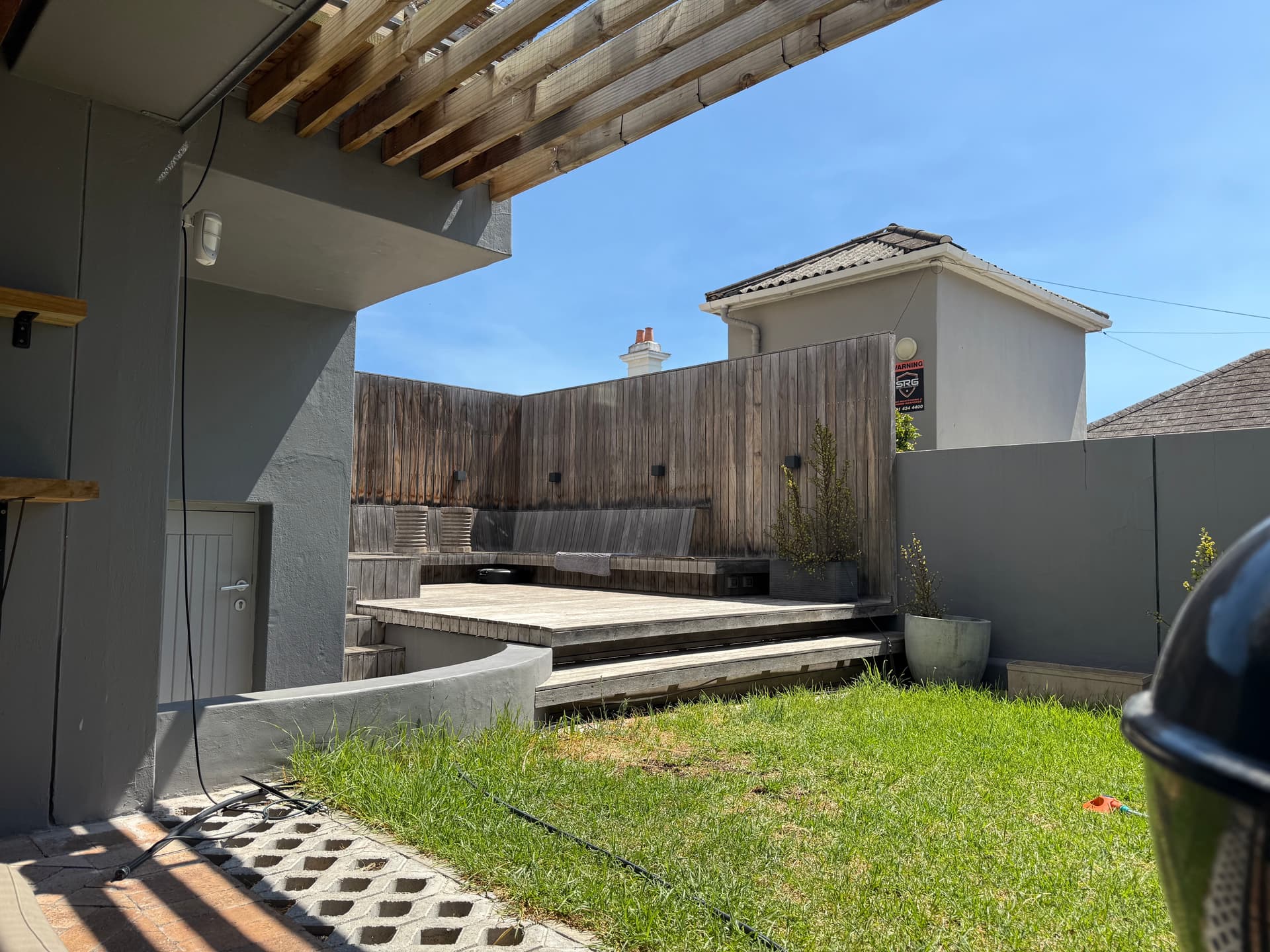 Backyard: grass colour and sky recovery (before)